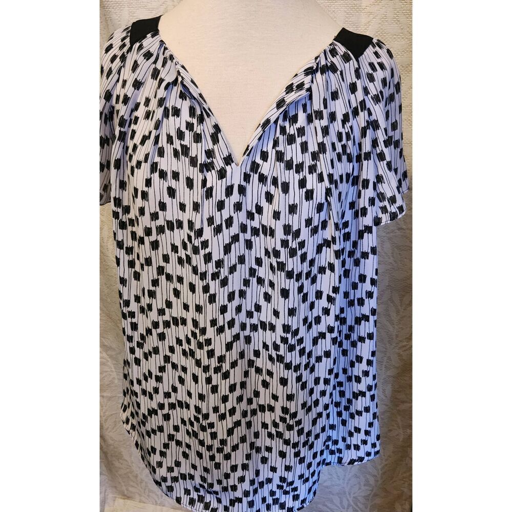 F60 Worthington Woman's white w/black print flowy blouse short sleeved V-neck